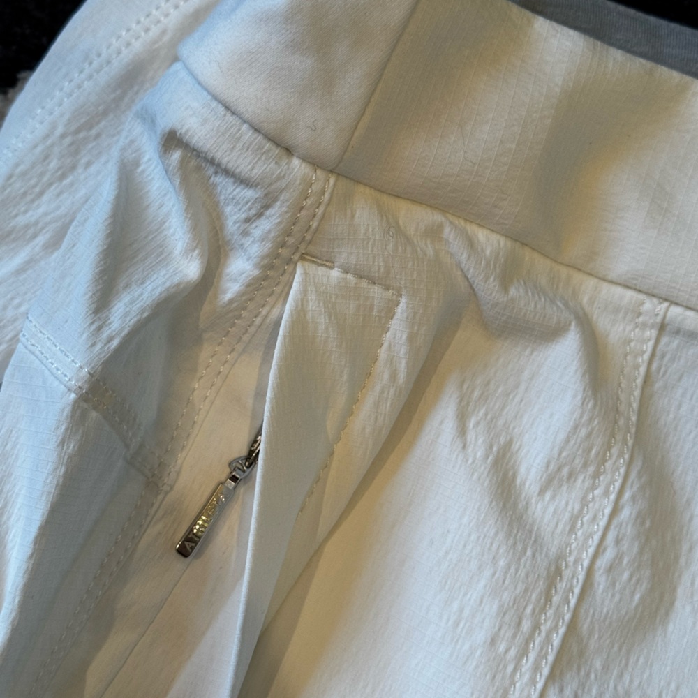 Athleta Trekkie lightweight White crops. NWT Size 8 - Picture 11 of 11